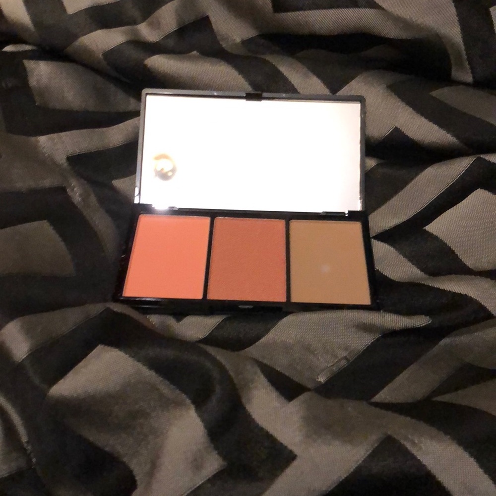 Blush - Picture 2 of 4